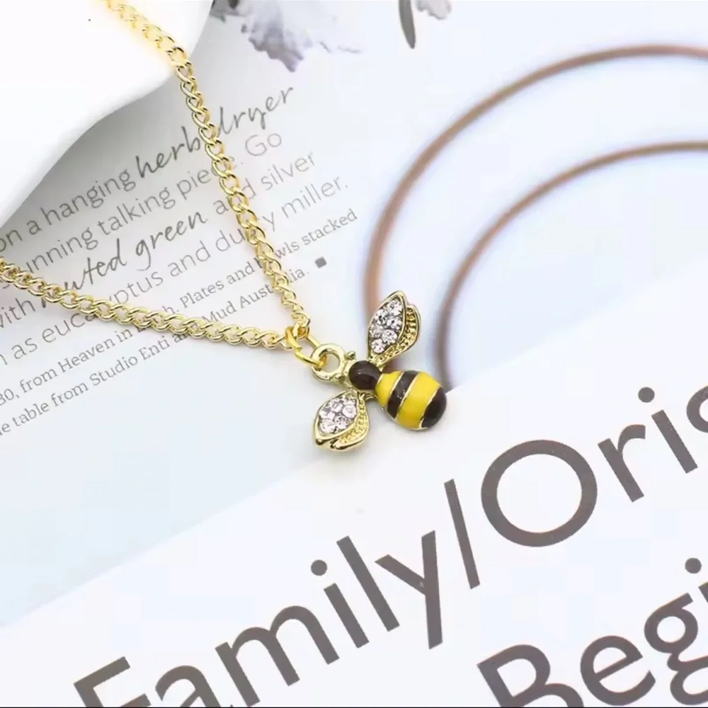 Gold Bee Pendant Necklace – Cute & Chic